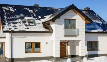 Dachówki płaskie – modne pokrycia nowoczesnych dachów