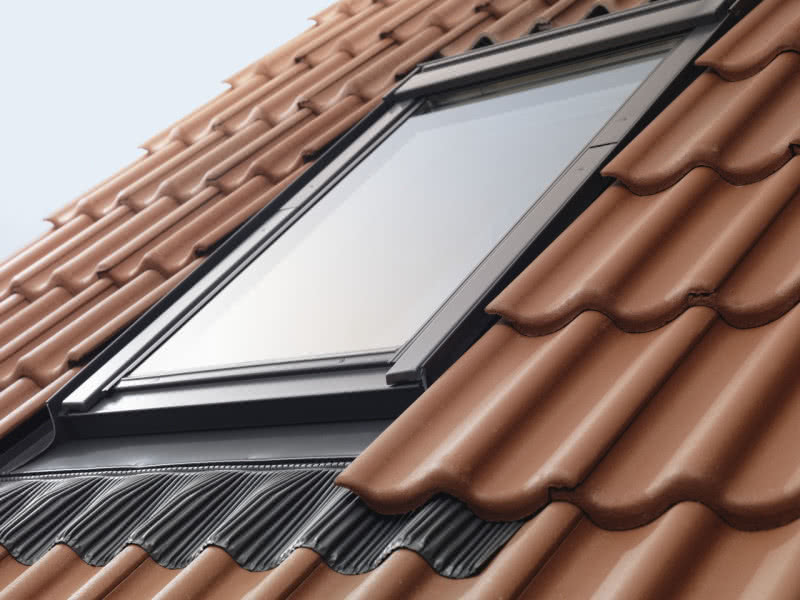 Okno dachowe zamontowane z użyciem systemu ciepłego montażu VELUX BDX 2000