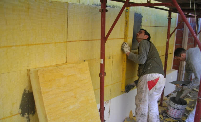 Wełny mineralne w budownictwie: kiedy wybrać skalną, a kiedy szklaną? 