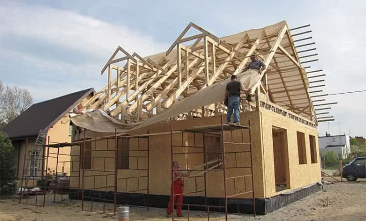 Konstrukcja domu wykonana z płyt drewnopochodnych