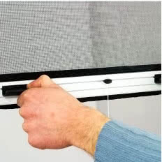 Moskitiera okienna zwijana pionowa