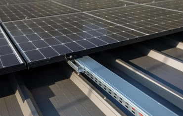 Montaż paneli PV na blachach trapezowych - wybierz najlepsze rozwiązanie