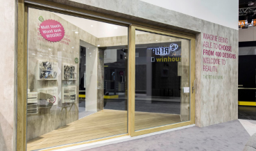 Nowe spojrzenie na okna PVC – REHAU wprowadza nowatorskie okleiny okienne