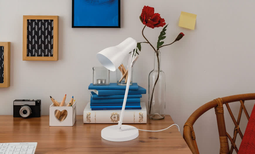 Wygodna praca i nauka - wybierz odpowiednią lampkę biurkową