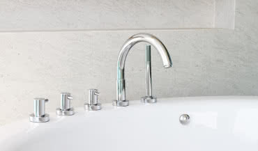 Bateria wannowa 4-otworowa: jak wybrać idealny model?