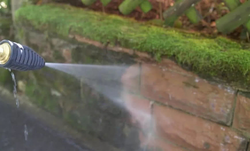 Jak czyścić ogrodzenie drewniane, metalowe i kamienne?