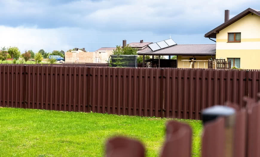 Wszystko, co trzeba wiedzieć o ogrodzeniach metalowych Hanbud