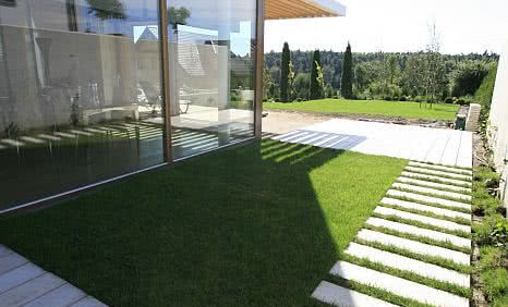 Właściwości i zasady układania płyt tarasowych Trawertyn