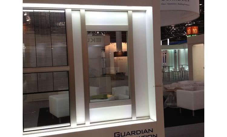 Szkło SunGuard PVGU z ogniwami fotowoltaicznymi