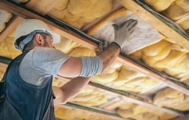 Jak ocieplić poddasze bez błędów? Sprawdź technikę krzyżowego układania wełny mineralnej