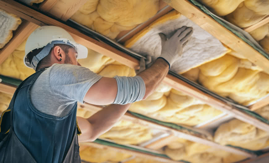 Jak ocieplić poddasze bez błędów? Sprawdź technikę krzyżowego układania wełny mineralnej