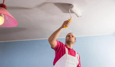 Jak oddzielić sufit od ściany przy malowaniu?
