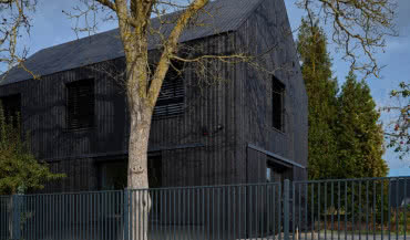 Nowoczesna stodoła z ogrodzeniem marki Wiśniowski 