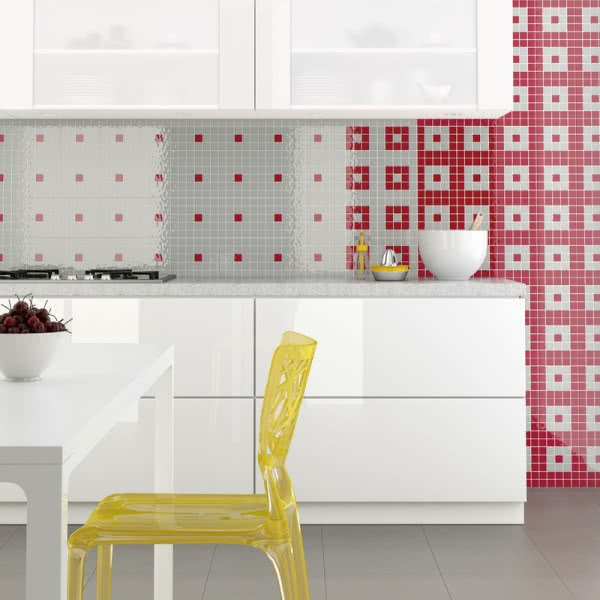 Szesnaście wzorów szklanych mozaik Opoczno