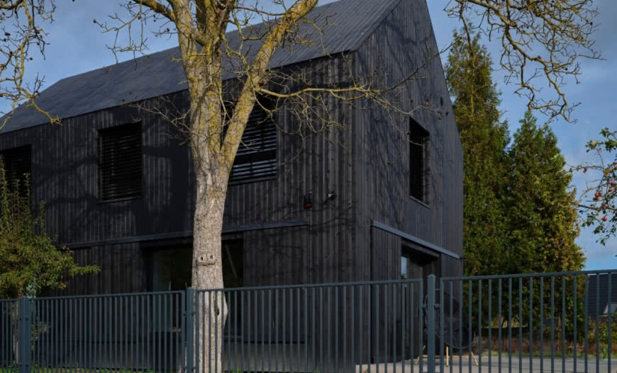 Nowoczesna stodoła z ogrodzeniem marki Wiśniowski 