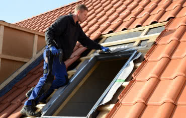 Dekarz i monter - zawody przyszłości z wysokim wynagrodzeniem