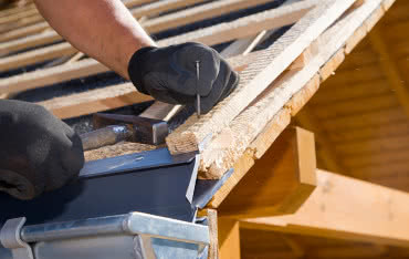 Wymiana poszycia dachowego – na co zwrócić uwagę?