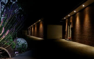 Oświetlenie zewnętrzne domu i ogrodu