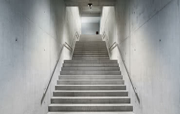 Hałas na schodach? Sprawdzone sposoby na skuteczną izolację akustyczną