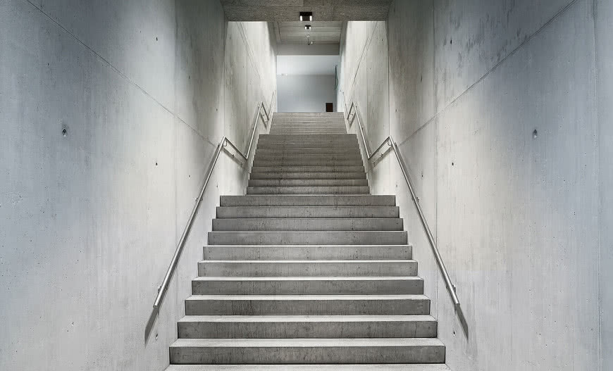 Hałas na schodach? Sprawdzone sposoby na skuteczną izolację akustyczną