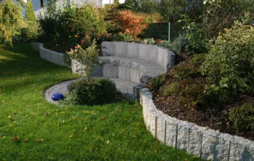 Jak wykorzystać naturalne nierówności terenu w ogrodzie?