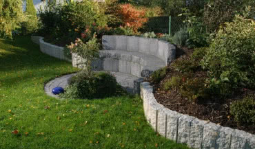 Jak wykorzystać naturalne nierówności terenu w ogrodzie?