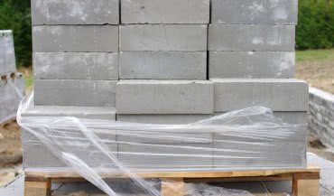 Bloczki keramzytowe kontra betonowe – które fundamenty są lepsze?
