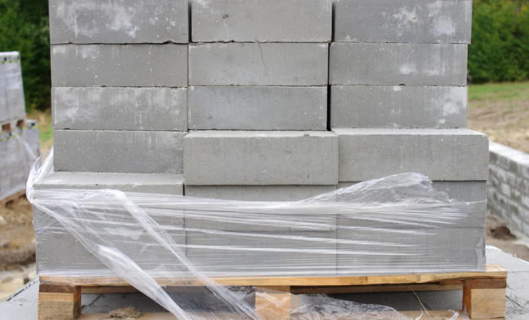 Bloczki keramzytowe kontra betonowe – które fundamenty są lepsze?