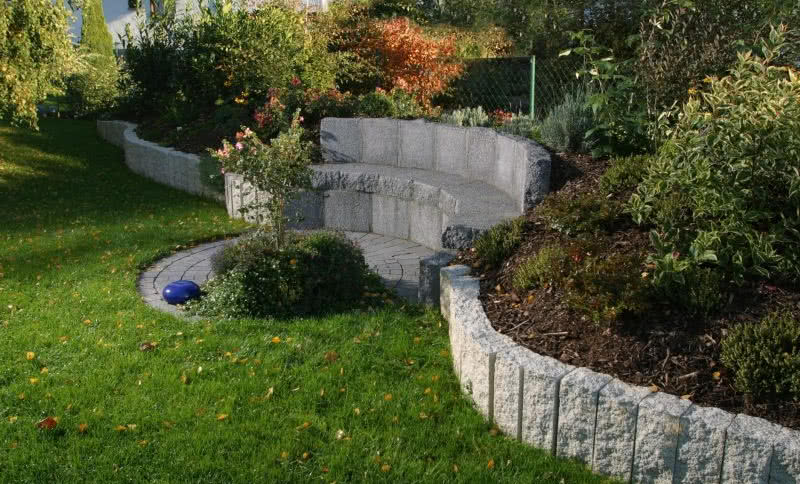 Jak wykorzystać naturalne nierówności terenu w ogrodzie?