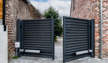 Brama wjazdowa na działkę – co wybrać, żeby nie żałować?