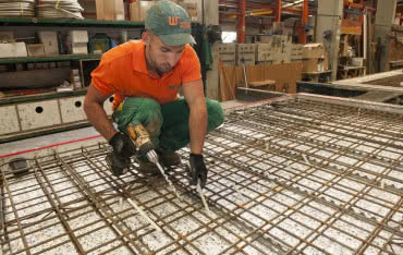 Izolacja termiczna prefabrykowanych ścian warstwowych – jak to zrobić?