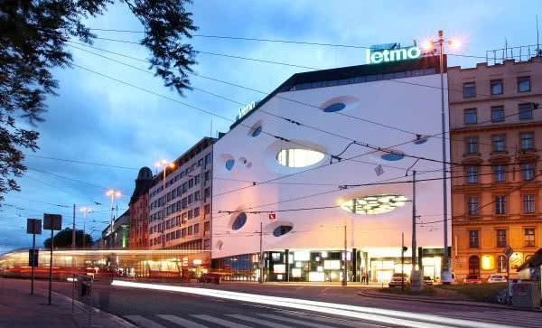 Systemy firmy Sto zastosowane w nowoczesnym centrum handlowym w Brnie