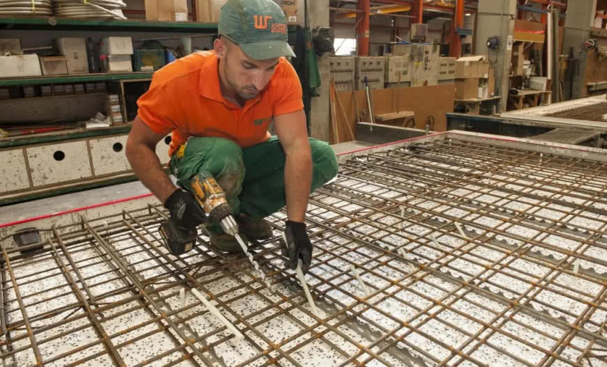 Izolacja termiczna prefabrykowanych ścian warstwowych – jak to zrobić?