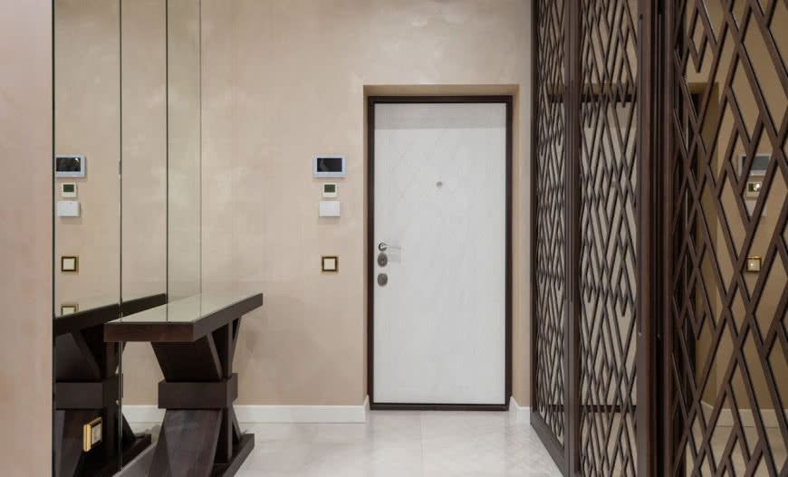 Czym różni się futryna stała od regulowanej i jak wybrać odpowiednią?