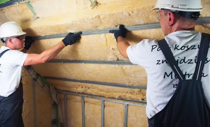 Ile kosztuje ocieplenie poddasza wełną mineralną? Ceny robocizny w 2024 roku