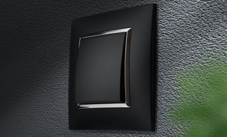 Czarne gniazdka i łączniki – detal, który całkowicie odmienia wnętrze