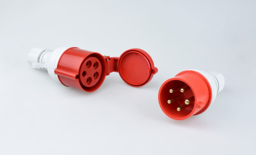 Gniazda i wtyczki siłowe – jak wybrać najlepszy osprzęt trójfazowy do domu i firmy?