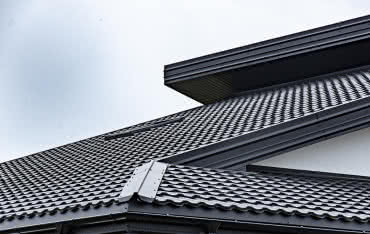 Blachodachówka modułowa na dachu wielospadowym