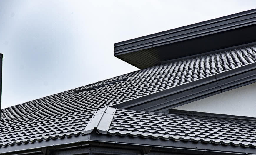 Blachodachówka modułowa na dachu wielospadowym