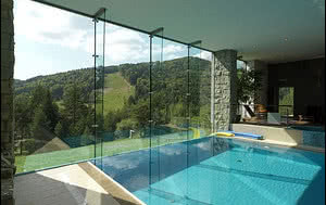 Hotelowa fasada w systemie szklenia strukturalnego Pilkington Planar™