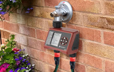 Piękny ogród ze sterownikiem nawadniania Toolcraft