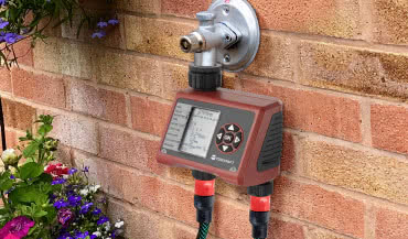 Piękny ogród ze sterownikiem nawadniania Toolcraft