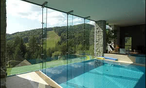 Hotelowa fasada w systemie szklenia strukturalnego Pilkington Planar™