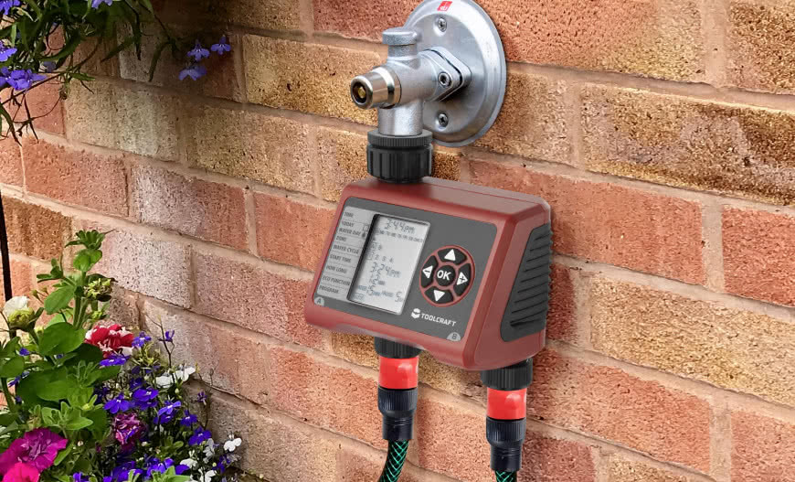Piękny ogród ze sterownikiem nawadniania Toolcraft