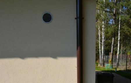 Kratka maskująca wyrzutnię powietrza na elewacji budynku, fot. Lilianna Jampolska