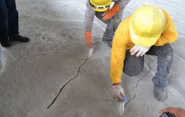 Rysy i pęknięcia betonu – jak skutecznie naprawić?