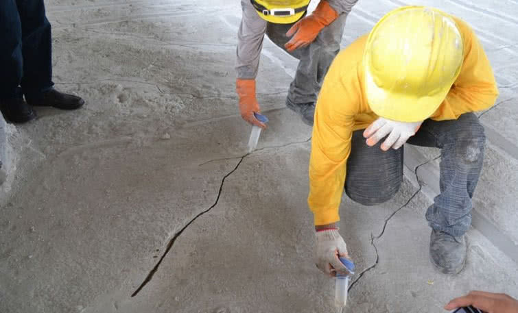 Rysy i pęknięcia betonu – jak skutecznie naprawić?