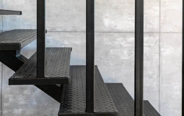 Jak i czym pomalować metalowe schody zewnętrzne?