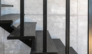 Jak i czym pomalować metalowe schody zewnętrzne?