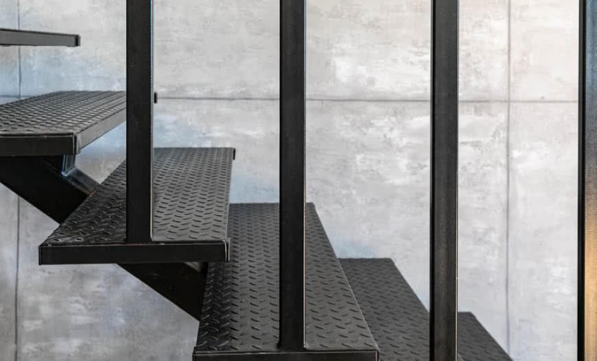 Jak i czym pomalować metalowe schody zewnętrzne?